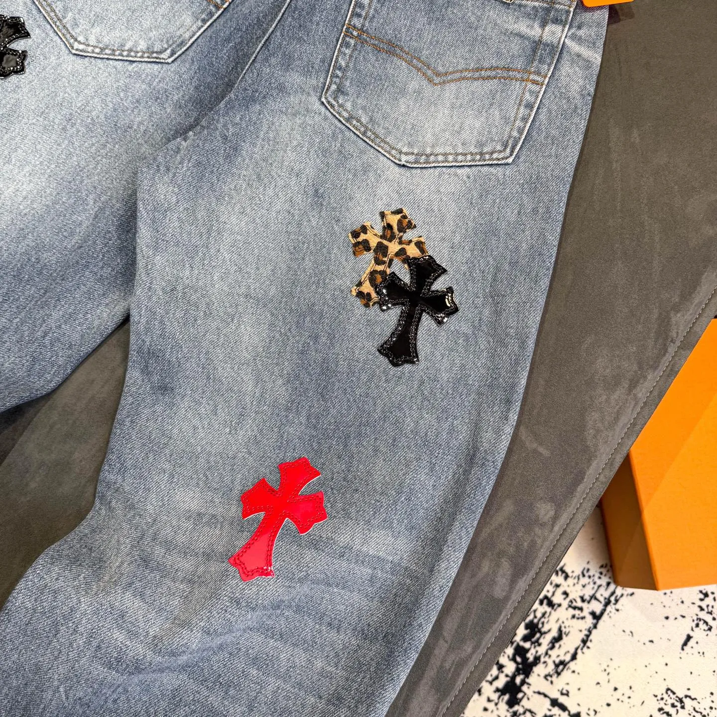 P280 Chrome Hearts blue denim with red black panther pattern multi-leather jeans. CH jeans need to be washed and then disassembled and hand-stitched with sheepskin cross leather and then spliced ​​to complete. The whole piece has too many craftsmanship to explain. The patchwork cross pattern is embellished, and the high-waisted washed jeans! ! Absolutely high-end luxury products, god-level single products and super popular products, made with top heavy industry, a must-see magic weapon. Customized hardware. The fabric is thick and soft after washing. It has good breathability. Customized small leather label. Unique design. The details are simple and elegant, and the workmanship is exquisite. The entire trousers are neatly routed and the details are in place! It’s so cool that both men and women can easily control the genderless trend! Color: Blue Size: 28 30 32 34 36